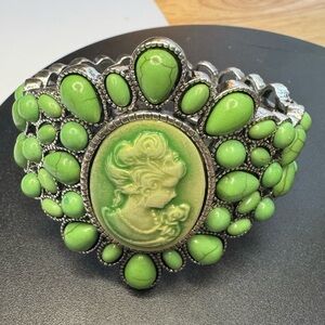 Cameo, Green Howlite Bangle Bracelet in Silvertone (7.0 In) 26.00 ctw